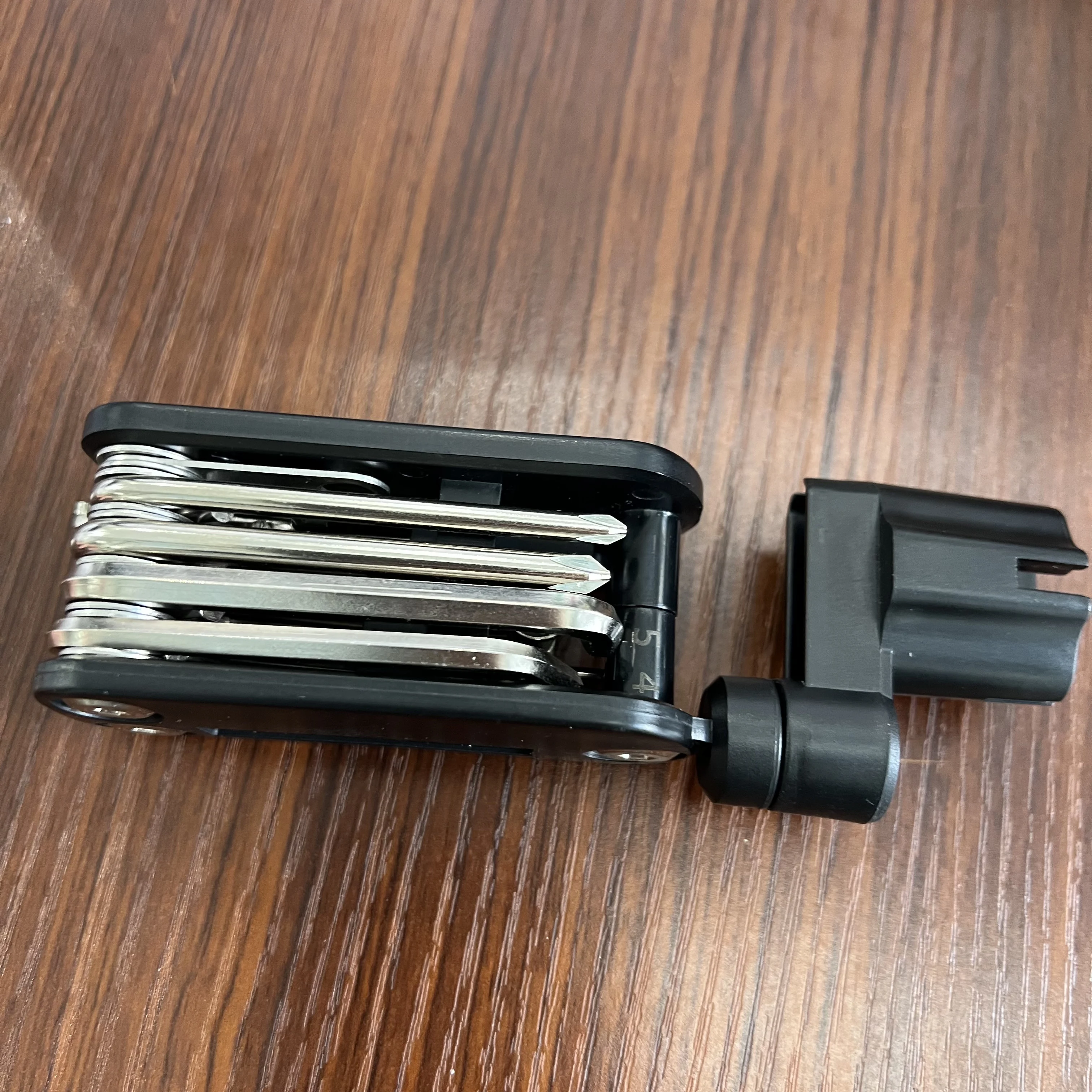 مجموعة أدوات تقنية متعددة الوظائف للجيتار FMT13 - تحتوي على 13 أداة إصلاح جيتار، بما في ذلك مفتاح ربط سداسي ومفك براغي