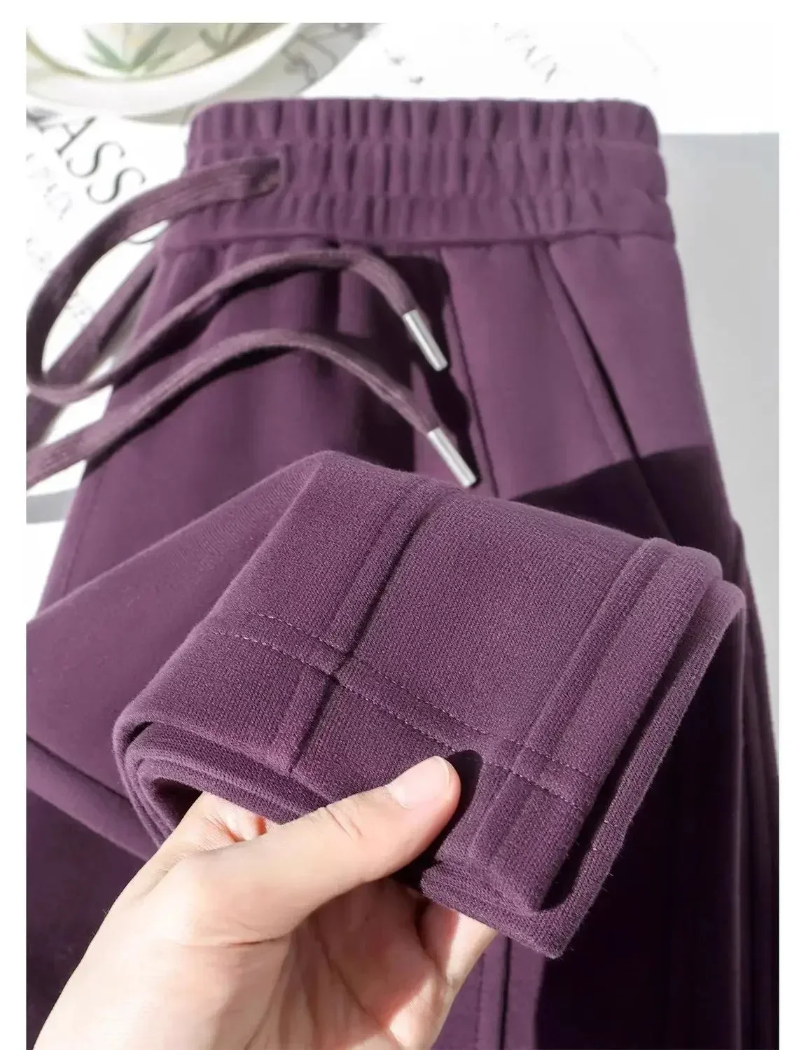 Gerade geschnittene, weit geschnittene Hose in Merlot-Lila, schlankmachend, für Frühling und Herbst, locker fallend, sportliche Jogginghose im koreanischen Stil. – Detail 4