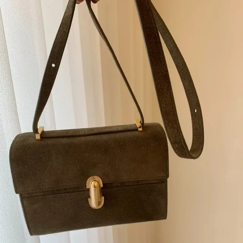 Bolsa quadrada pequena com alça de camurça de sensação premium Bolsa de ombro crossbody de couro francês simples