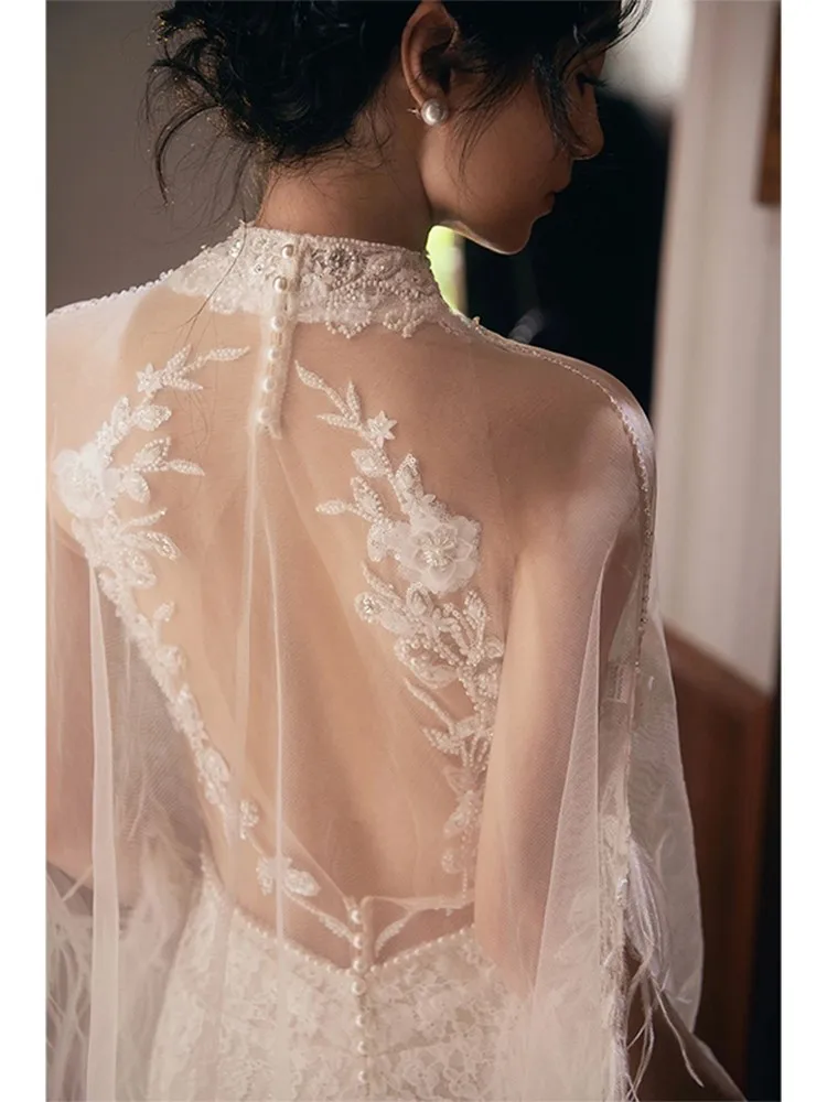 Um novo vestido de manhã de nicho com gola elegante e leve de renda para sair e rabo de peixe de tule