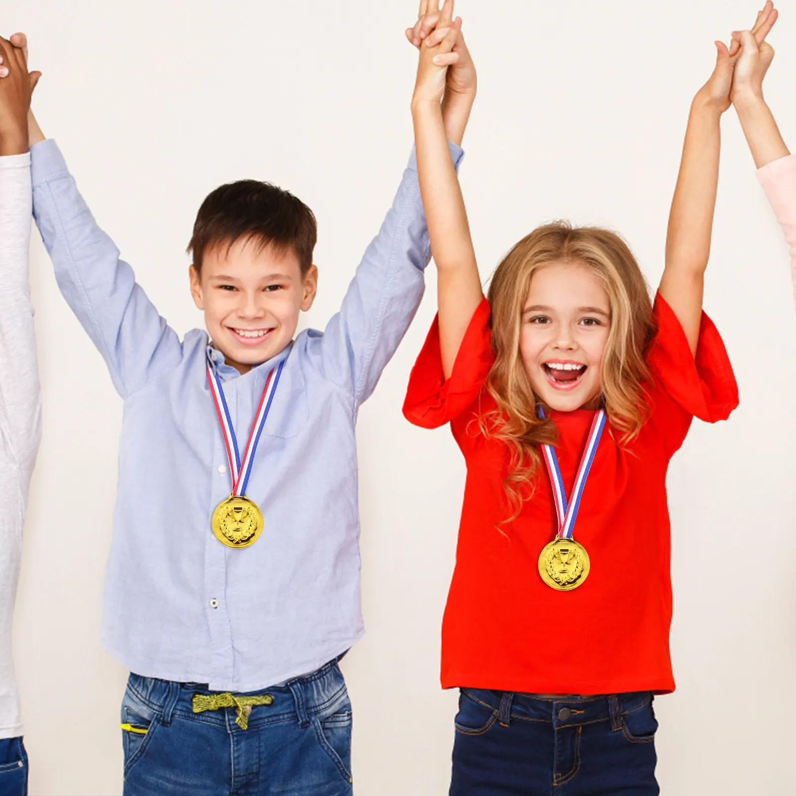 

24 набора мини-кубков для соревнований, наградные кубки, трофеи за первое место, футбольные медали, сувениры для спортивных мероприятий, футбольные кубки