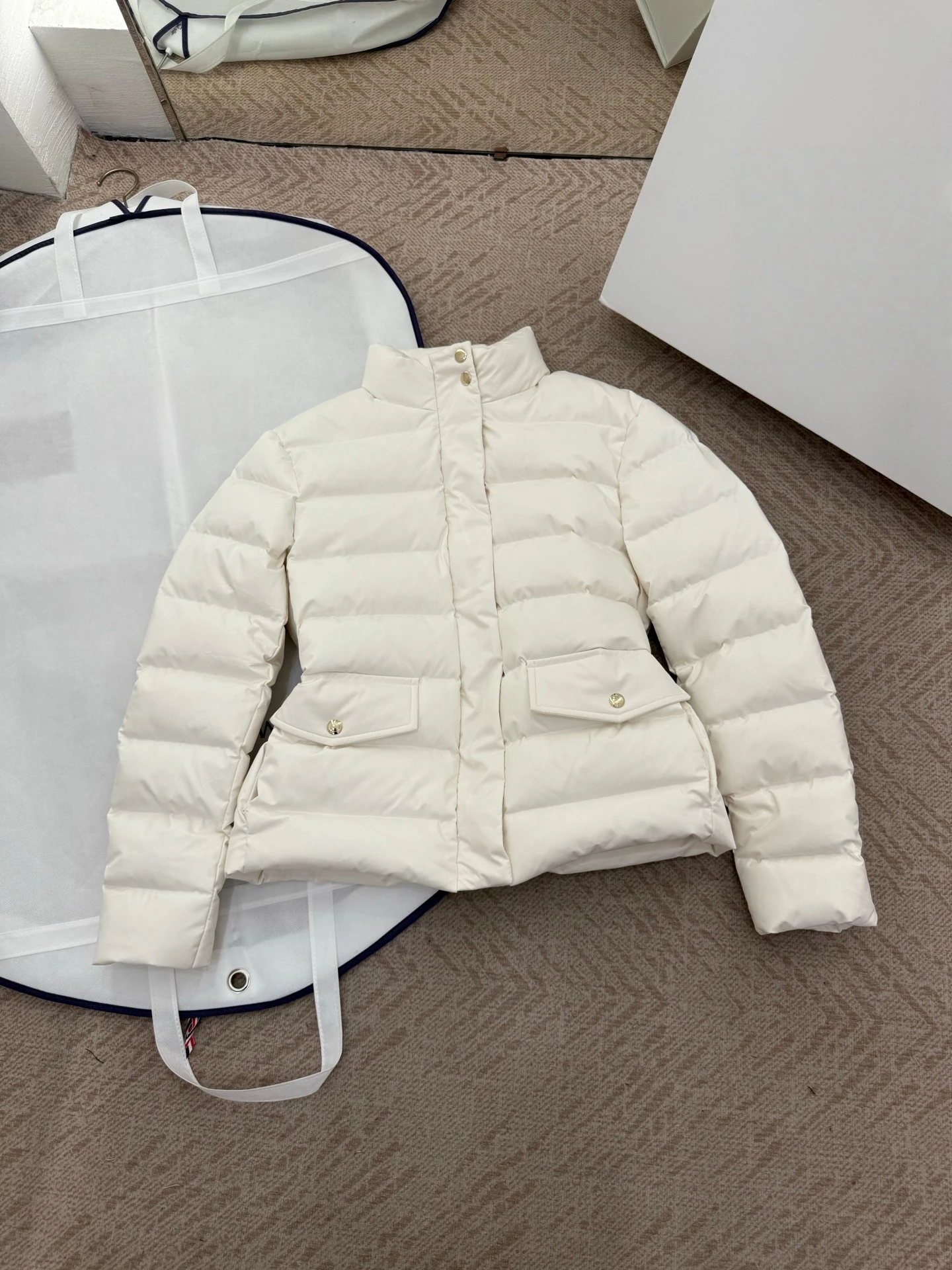 

Женская короткая куртка-пуховик с воротником-стойкой, из белого гусиного пуха, приталенного кроя, модный дизайн, водонепроницаемая, ветрозащитная, теплая зимняя куртка