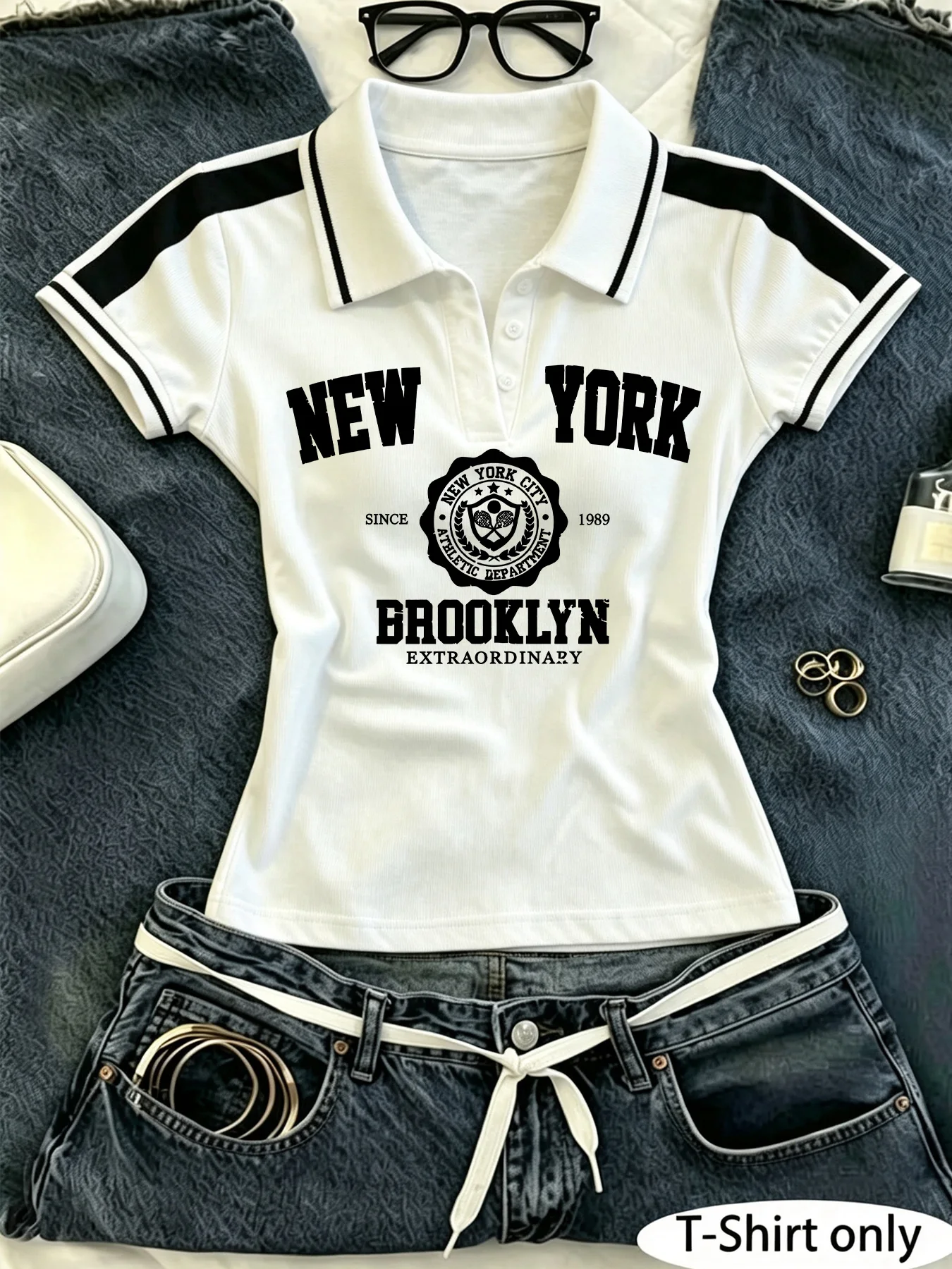 Damen Y2K Cropped Poloshirt, New York Brooklyn College Wappen-Grafik, Kontraststreifen, Kurzarm, Slim Fit, Retro Preppy – Detail 1
