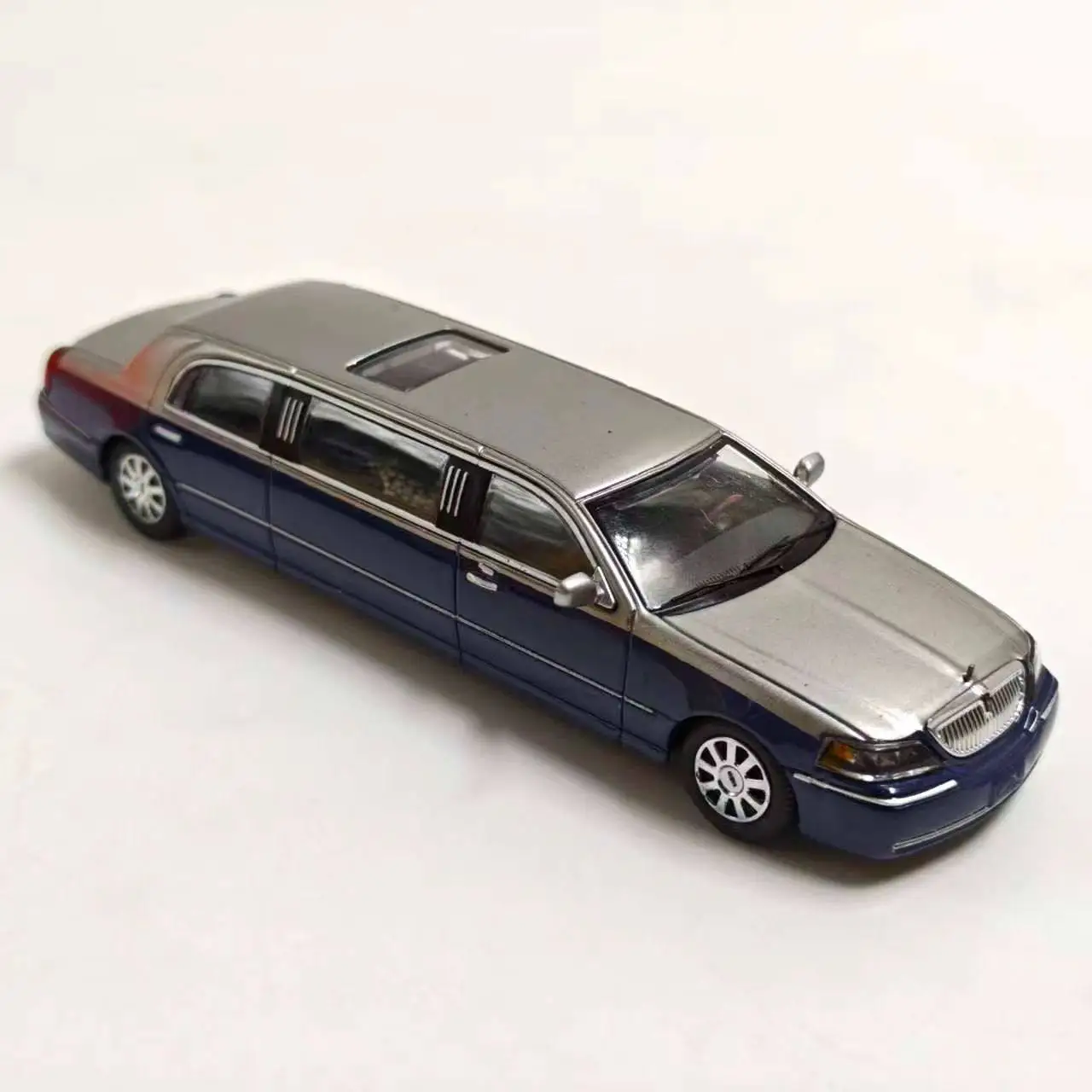Diecast GCD 1:64 Scale Lincoln Extended Edition Alloy Car Model - view 2