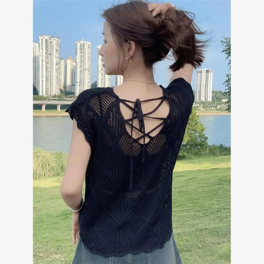 بلوزة نسائية صيفية 2024 بأكمام قصيرة مجوفة وتصميم رقبة مستديرة مكشوفة الظهر، نمط كوري أنيق، مقاس صغير