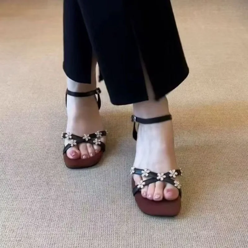 

Лето 2023, женские босоножки на кошачьем каблуке, модное платье, туфли на низком каблуке с цветочным декором, женские элегантные высокие сандалии