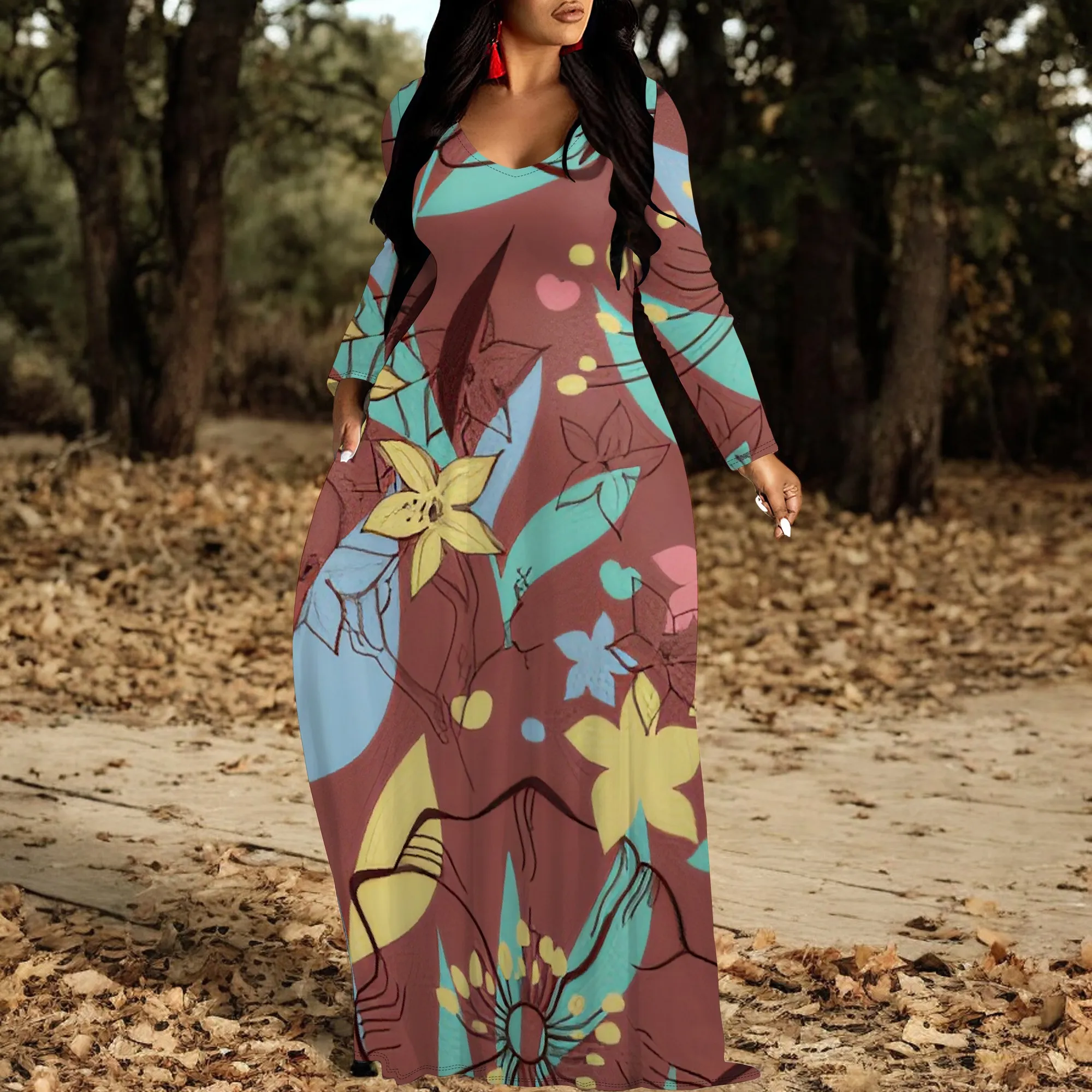 Nupusa Standard-Fit-Maxikleid mit langen Ärmeln und Blumenmuster auf dunklem Hintergrund und V-Ausschnitt