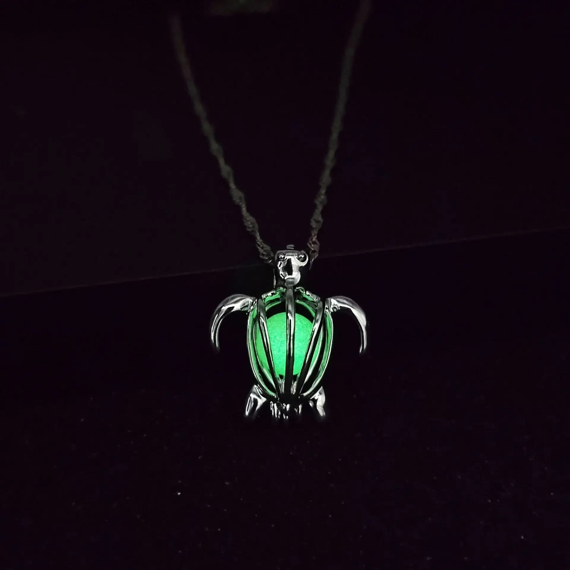

Halloween blue green luminous small turtle pendant necklace that can be opened, autumn trade accessories jewelry