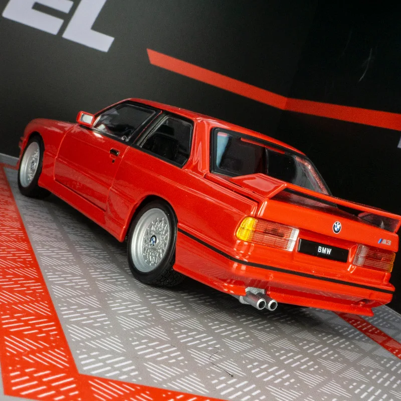

Bburago 1:24 BMW M3(E30) 1988 модель автомобиля из сплава, коллекция статических украшений, двери и капот, можно открыть, богатые детали, богатые детали