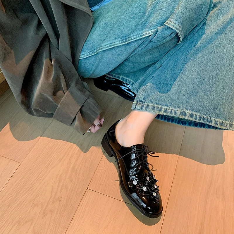 أحذية كاجوال للنساء من جلد البقر ديربي بروغ بمقدمة مستديرة وزهرة الديكور وأربطة للإغلاق أحذية للسيدات مصنوعة يدويًا