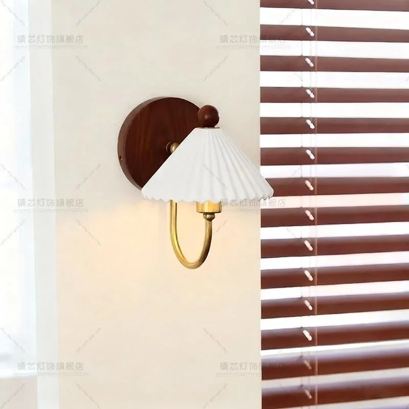 مصباح جداري لغرفة النوم مصنوع من الخشب الصلب بتصميم عتيق بجانب السرير وممر وسيراميك وغرفة معيشة منزلية في القرون الوسطى مصباح معلق على الحائط متقدم