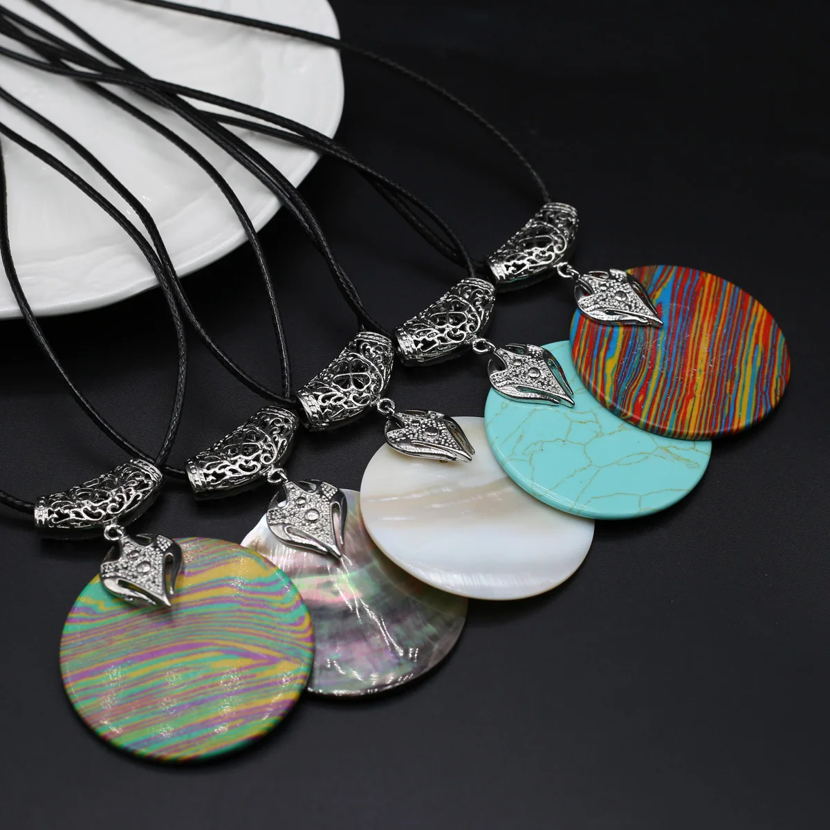 

Natural Stone Shell Round Pendant With Leather Rope Necklace Agate For Jewelry Charms Necklace Accessory Women Men Gift Party