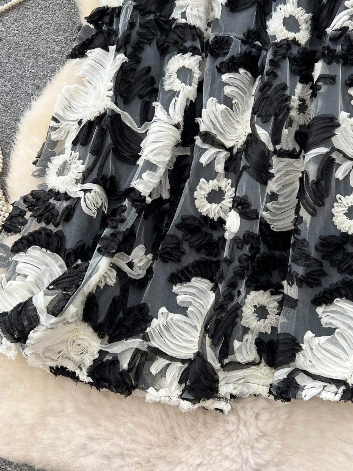 Ele A-Linie Midirock mit 3D-Blumen, schwere Stickerei, hohe Taille, schlankmachendes Netz für Damen, Frühlingskollektion 2025,