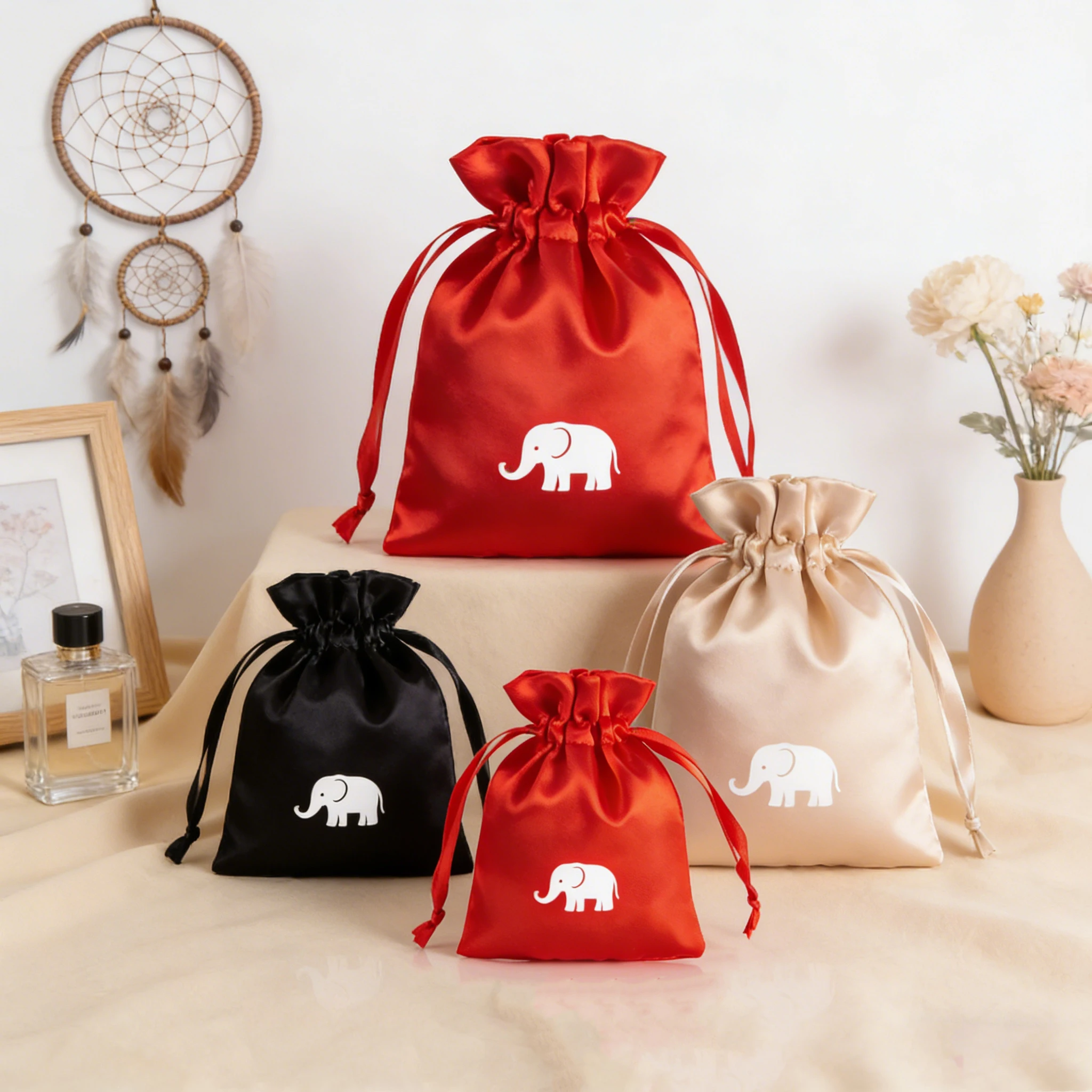 

50 подарочных мешочков на шнурке с индивидуальным логотипом, из шелкового атласа, для свадебных и рождественских подарков, упаковки конфет, ожерелий, косметики