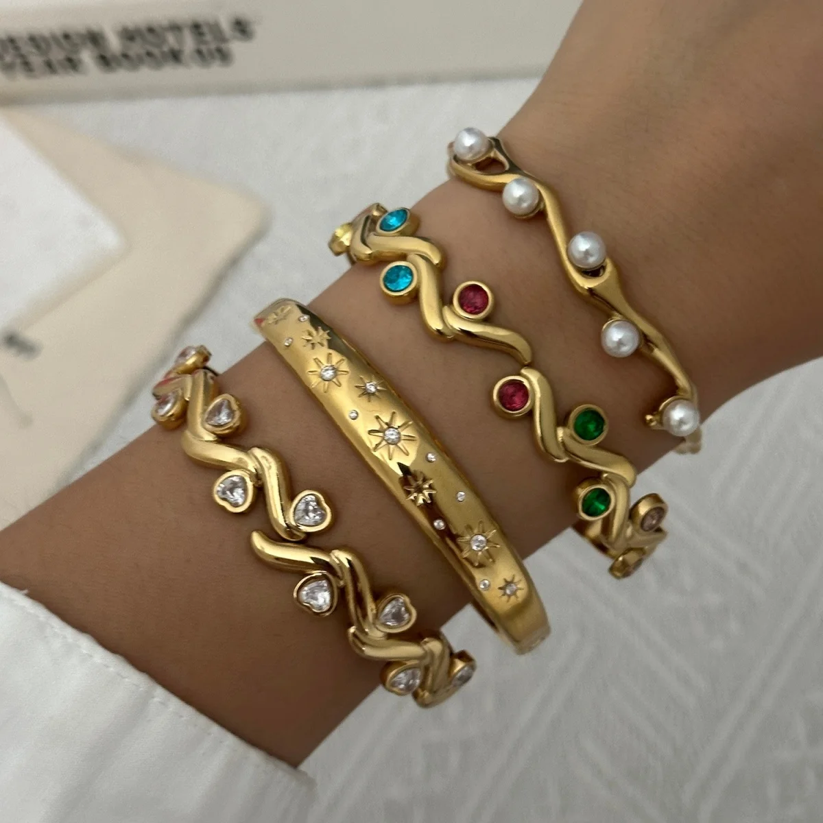 Vintage-Armreifen aus Edelstahl mit simulierten Perlen und Wellenmuster für Damen und Herren, bunter Zirkon-Stern, Liebesherz, gedrehter Armreif, Schmuck – Detail 12