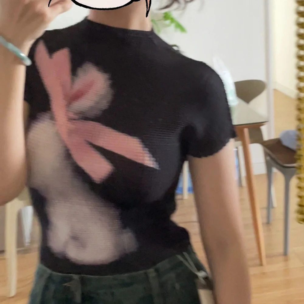 قميص نسائي صيفي ذو ثنيات على شكل أرنب أسود رائع وممتع بقصة ضيقة وأكمام قصيرة مرنة