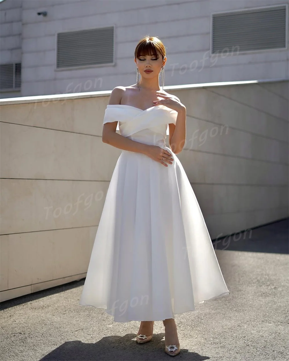 Toofan ที่กําหนดเองปิดไหล่สายชุดแต่งงานสั้น Organza ชุดเจ้าสาวชาความยาว Draped Organza ชุดเจ้าสาว