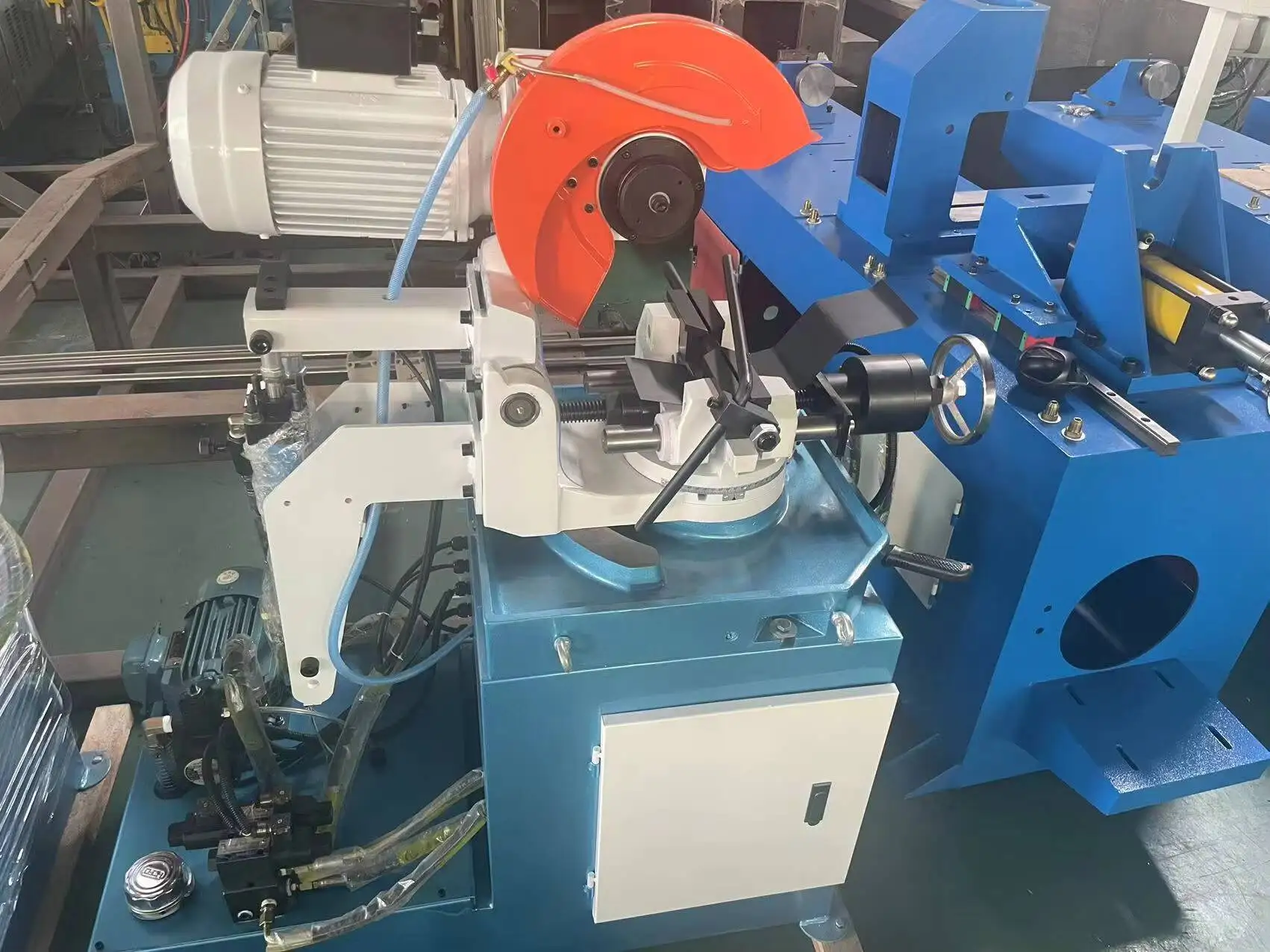 เครื่องตัดท่อโลหะแบบกึ่งอัตโนมัติ Mc-315B พร้อมระบบไฮดรอลิกสำหรับยึดและป้อนวัสดุ