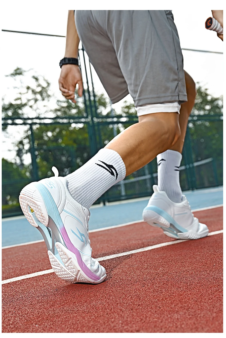 Fashionable lightweight professional badminton shoes with rubber soles for table tennis, volleyball and tennis training.