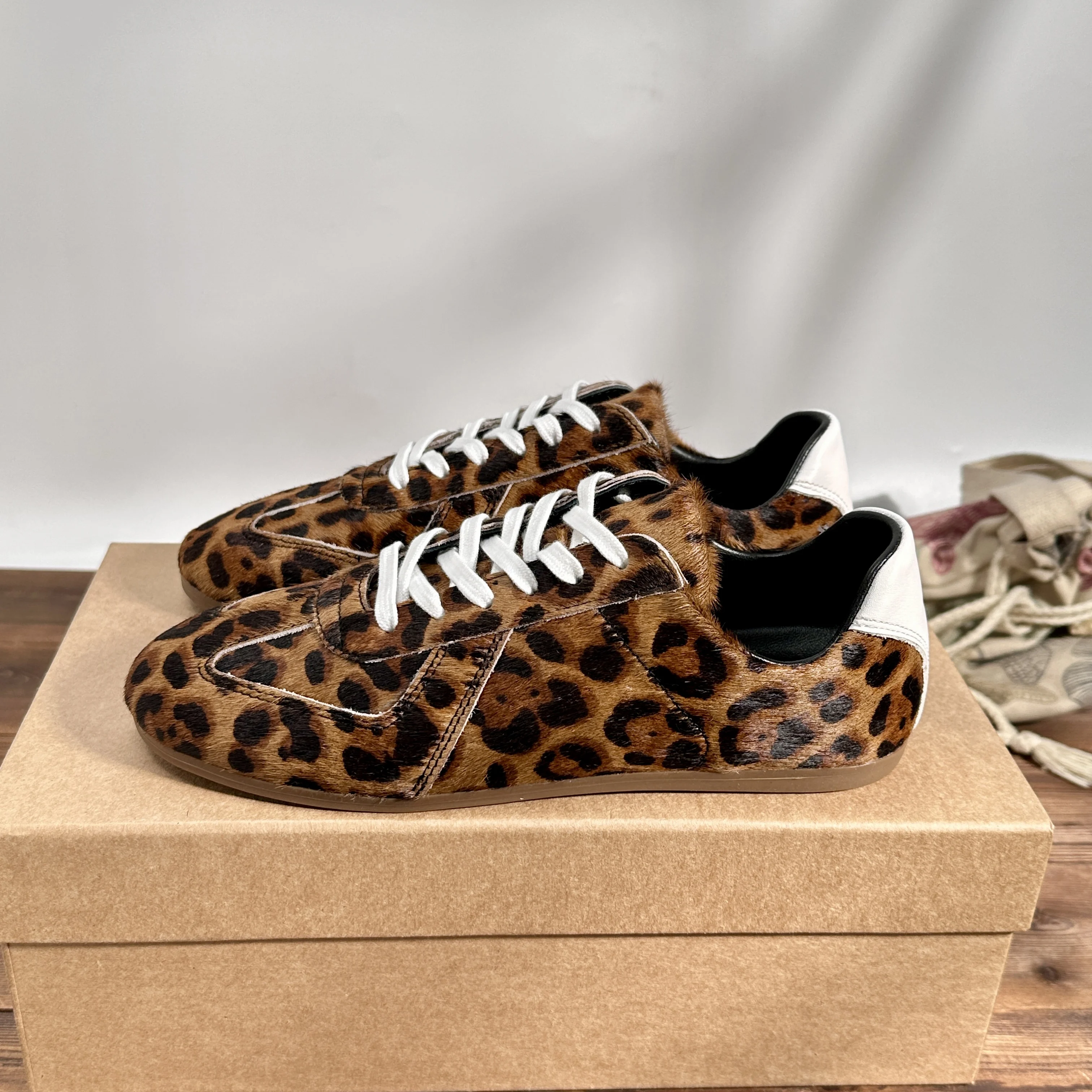 

2026 Spring New Flat bottomed Genuine Leather Training Shoes Women's Leopard Pattern Casual Sports Shoes Lace up Single Shoes