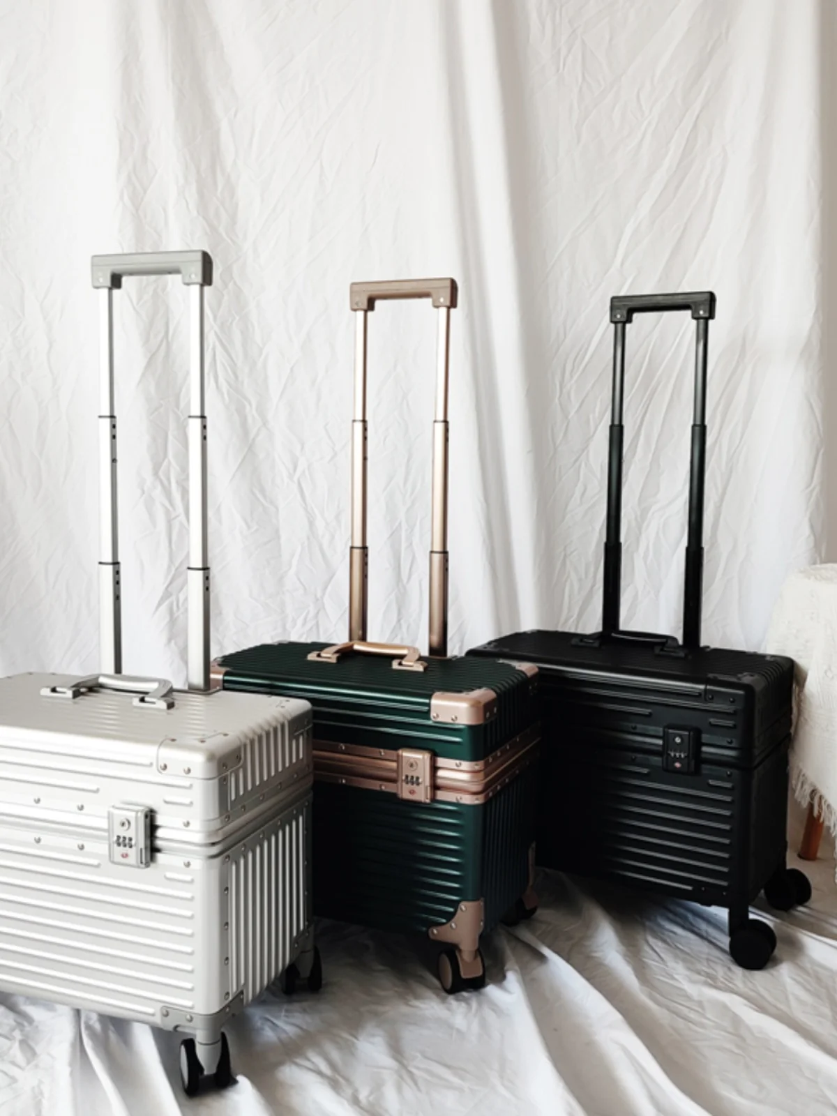 

8-Inch Aluminum Frame Carry-On Suitcase Travel Bag with Pull Rod for Men And Women Faionable Trendy Polyester ABS p...