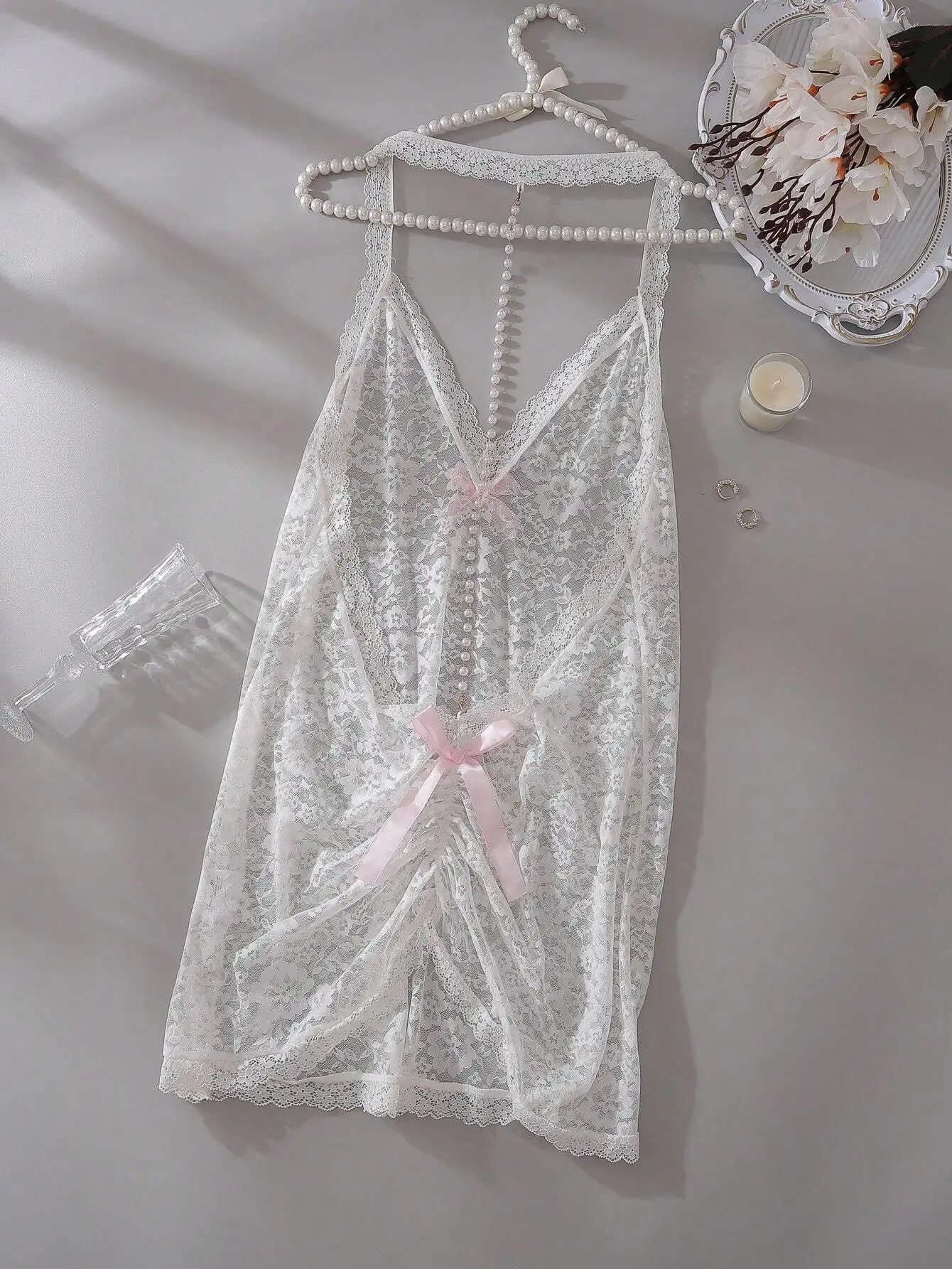 

Белое кружевное платье-камизоль с открытой спиной, украшенное жемчугом и бантом