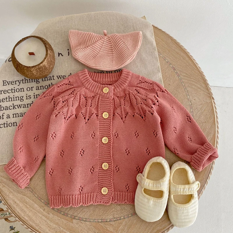 Otoño nuevo estilo 0-3 años ropa de bebé niña todo a juego jacquard hueco tejido de manga larga cardigan abrigo
