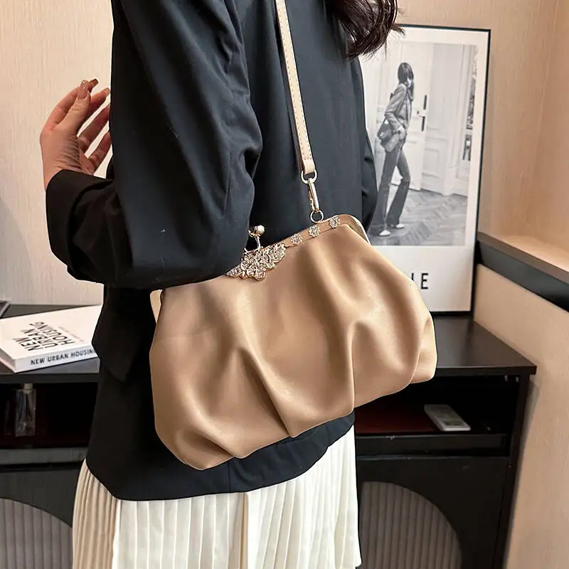 

Новая легкая кожаная сумка с плиссировкой, декоративной пряжкой, регулируемым ремнем, повседневная, для вечеринок, кроссбоди, на плечо, в стиле ретро, минималистичная, модная