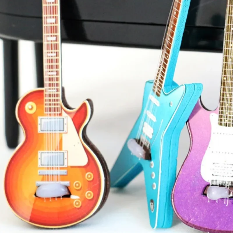 1:12 ตุ๊กตาของเล่นกีตาร์จิ๋วอุปกรณ์เสริมตุ๊กตาเครื่องดนตรีโมเดลตกแต่งบ้านอุปกรณ์เสริมของขวัญสำหรับเด็ก