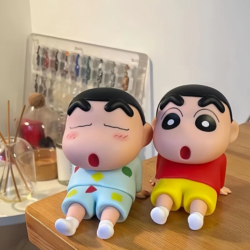 Crayon Shinchan-figura de Anime perezoso, soporte para teléfono de dibujos animados Kawaii, juguete, decoración de escritorio de moda, regalo de cultura Pop Mod coleccionable