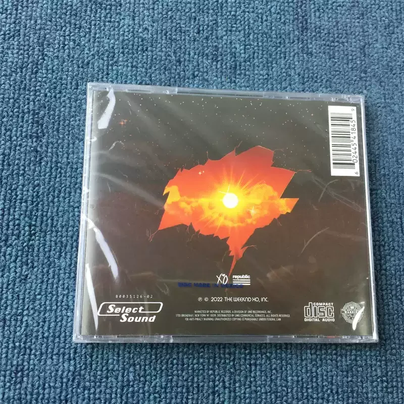 CD The Weeknd Dawn FM, qui combine le disco, la new wave et d'autres styles rétro, est la poursuite de l'exploration du son du Weeknd.
