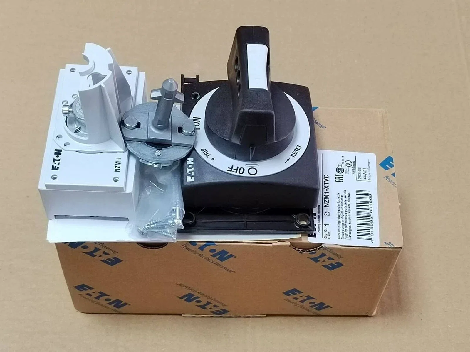nzm1-xtvd-260166-シリーズ-nzm-モールドケースサーキットブレーカー。-ドアカップリング回転ハンドル、ロック可能、サイズ-1