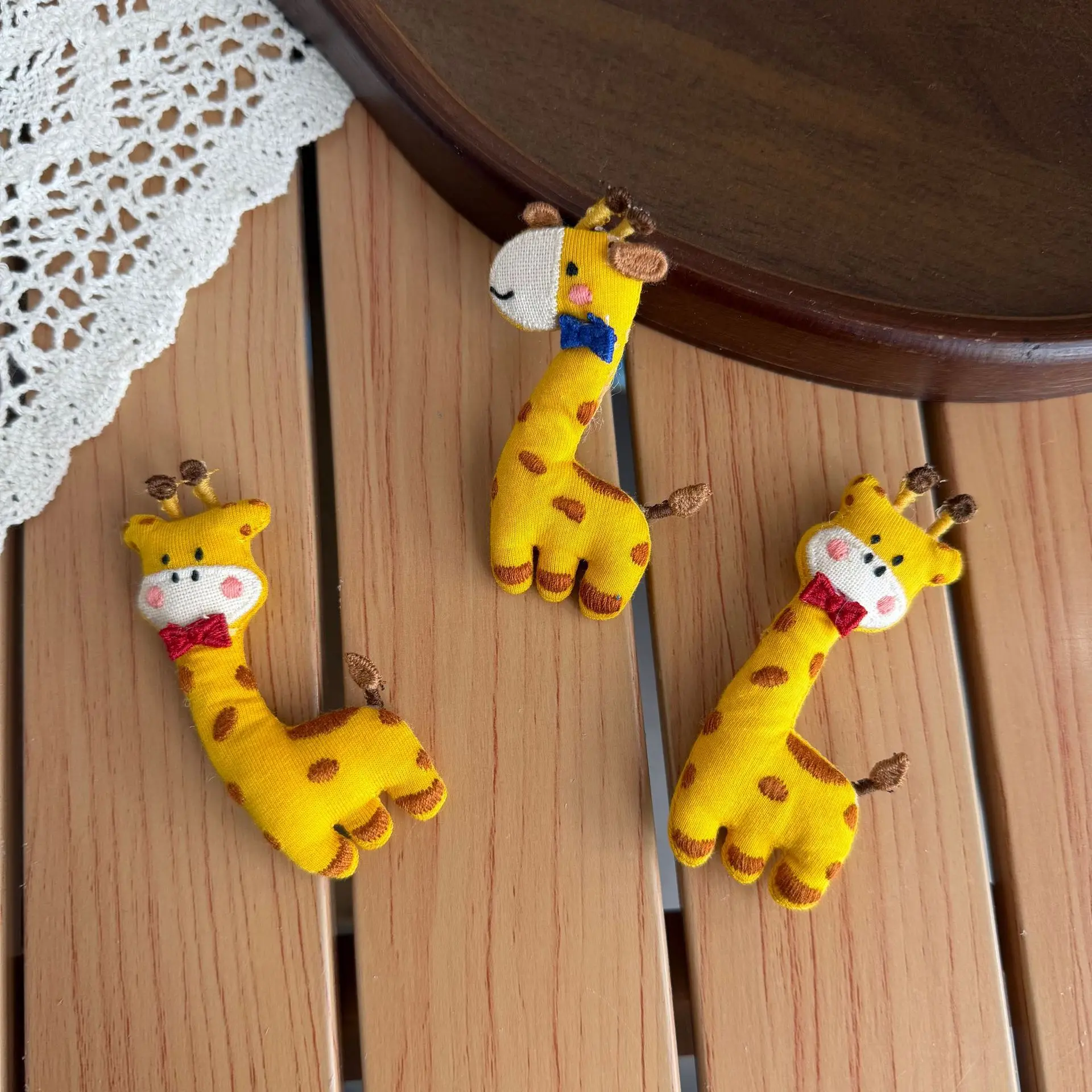 

Handmade Fabric Giraffe Deer Pendant for DIY Bag Hat Glove Accessory Colorful Cute Sewing Embellishment Lightweight