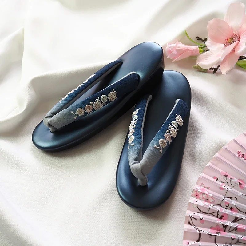 

Women's Floral Embroidery Flip Flops Low Heel Classic Japan Geta Slippers Cosplay Shoes Kimono Wear