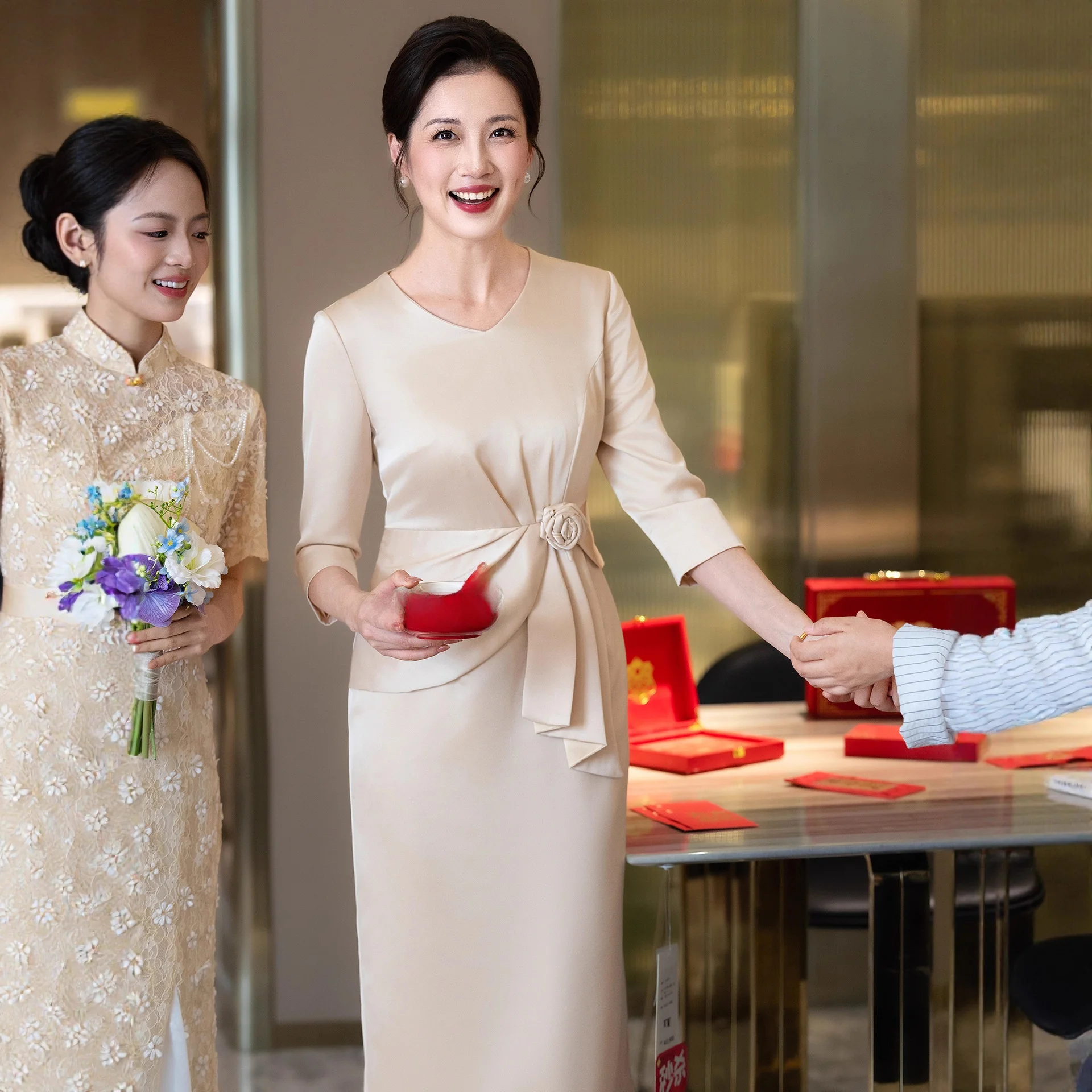 

Новая высококачественная свадебная юбка миди с круглым вырезом для матери жениха/невесты, улучшенное ципао для свекрови и матери жениха/невесты