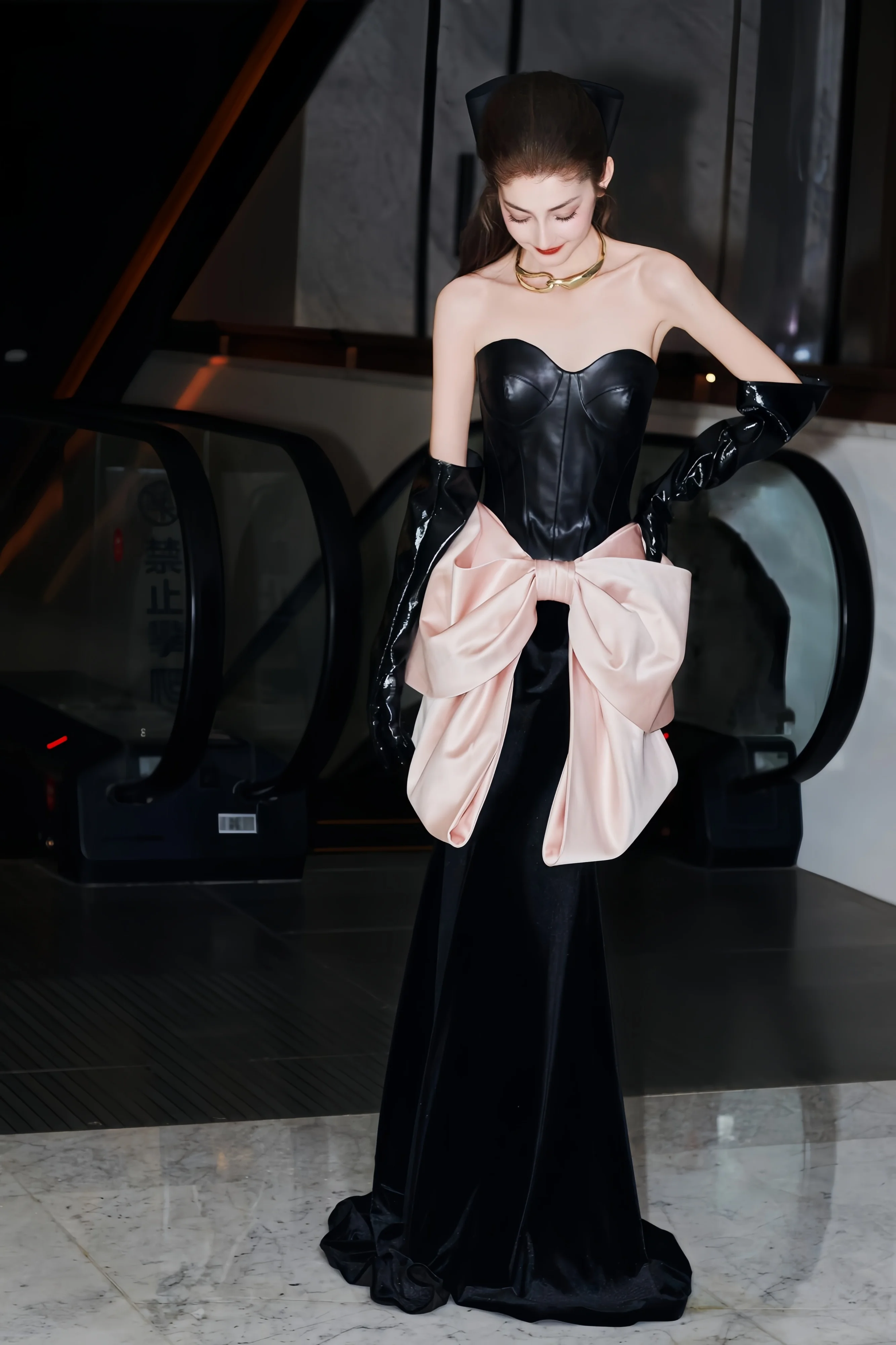 

Luxury Black Leather Evening Dress Mermaid Strapless Gloves Pink Bow Pleat Party Formal Occasions Wedding Bride Prom Gown