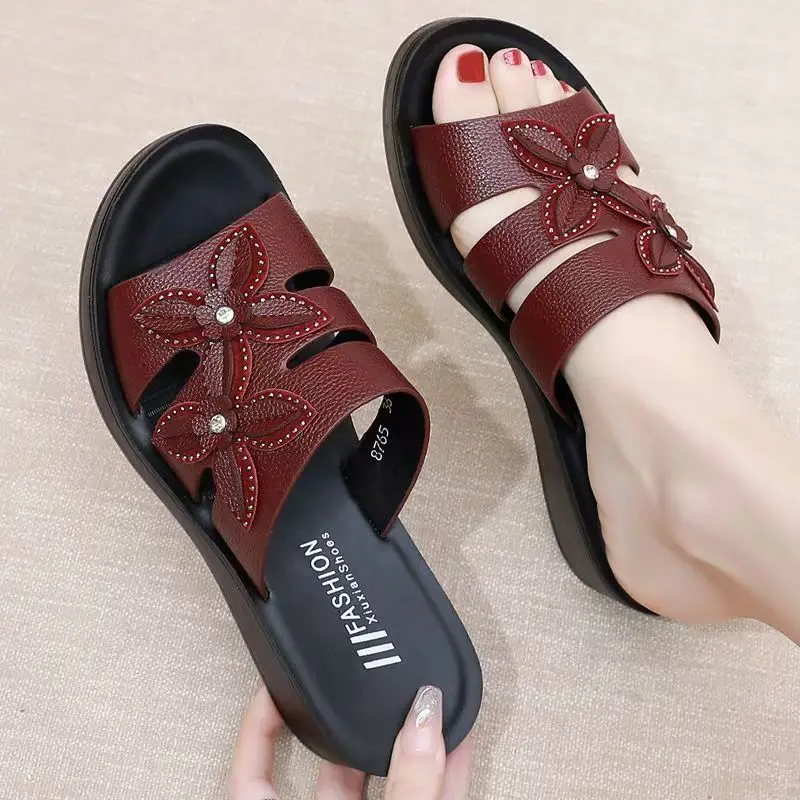 

Новые летние женские шлепанцы-сабо на танкетке для среднего и пожилого возраста, с толстой нескользящей подошвой, из кожи, с вырезами, для улицы