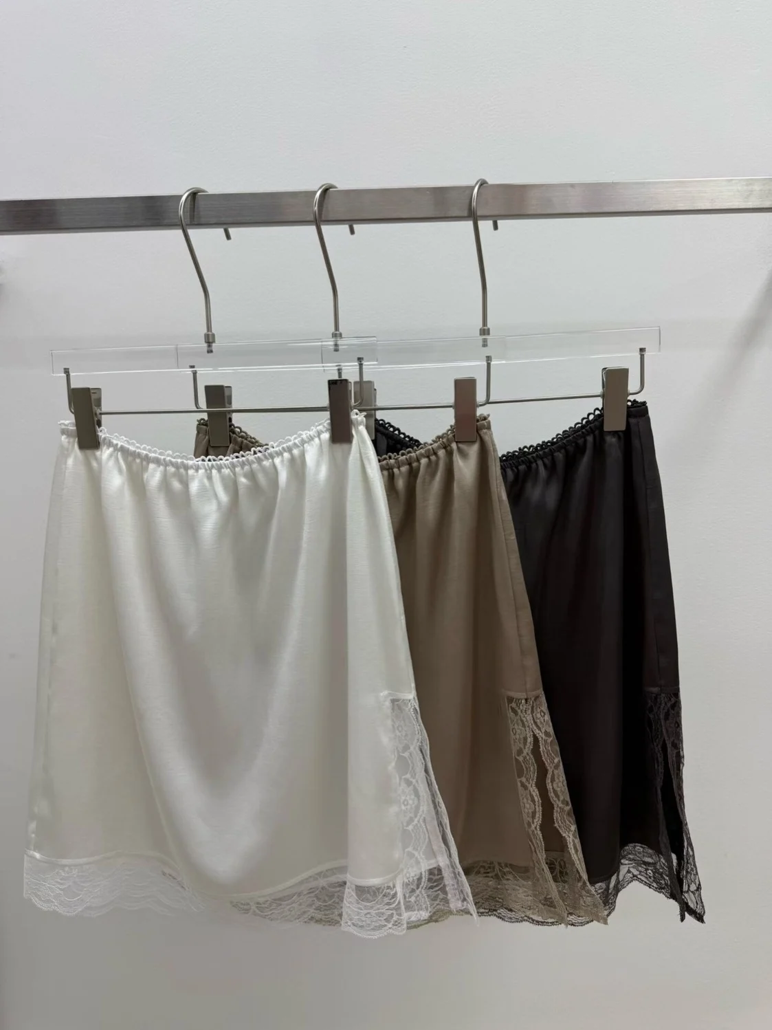 

Шелковистая юбка А-силуэта с разрезом, на эластичной талии, женская, весенняя новинка, с кружевной отделкой, универсальная, с завышенной талией, из полиэфирного волокна