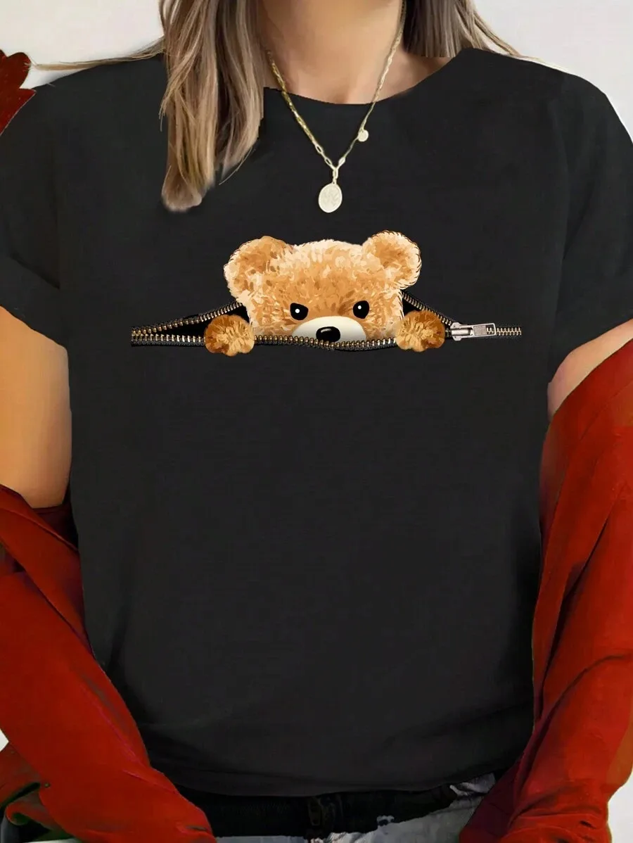 

Черная футболка больших размеров с короткими рукавами и милым принтом медведя на молнии