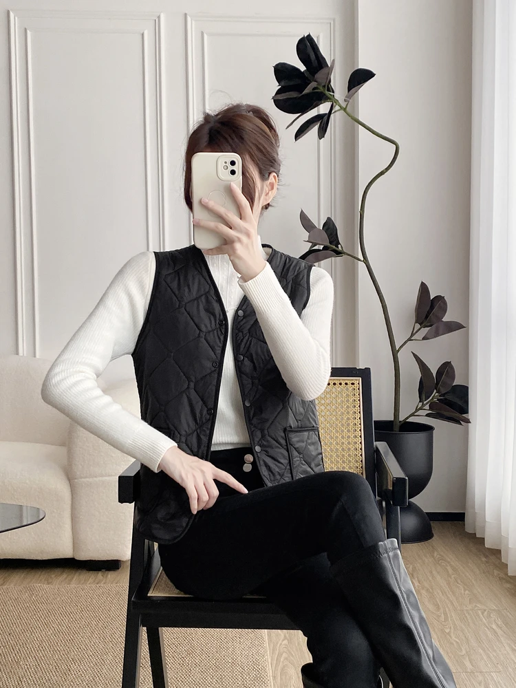 

Casual Couple Style Vest Layering Inner Wear Short Length V-Neck Polyester Fiber Warmth Strong Single Button Closure Color
