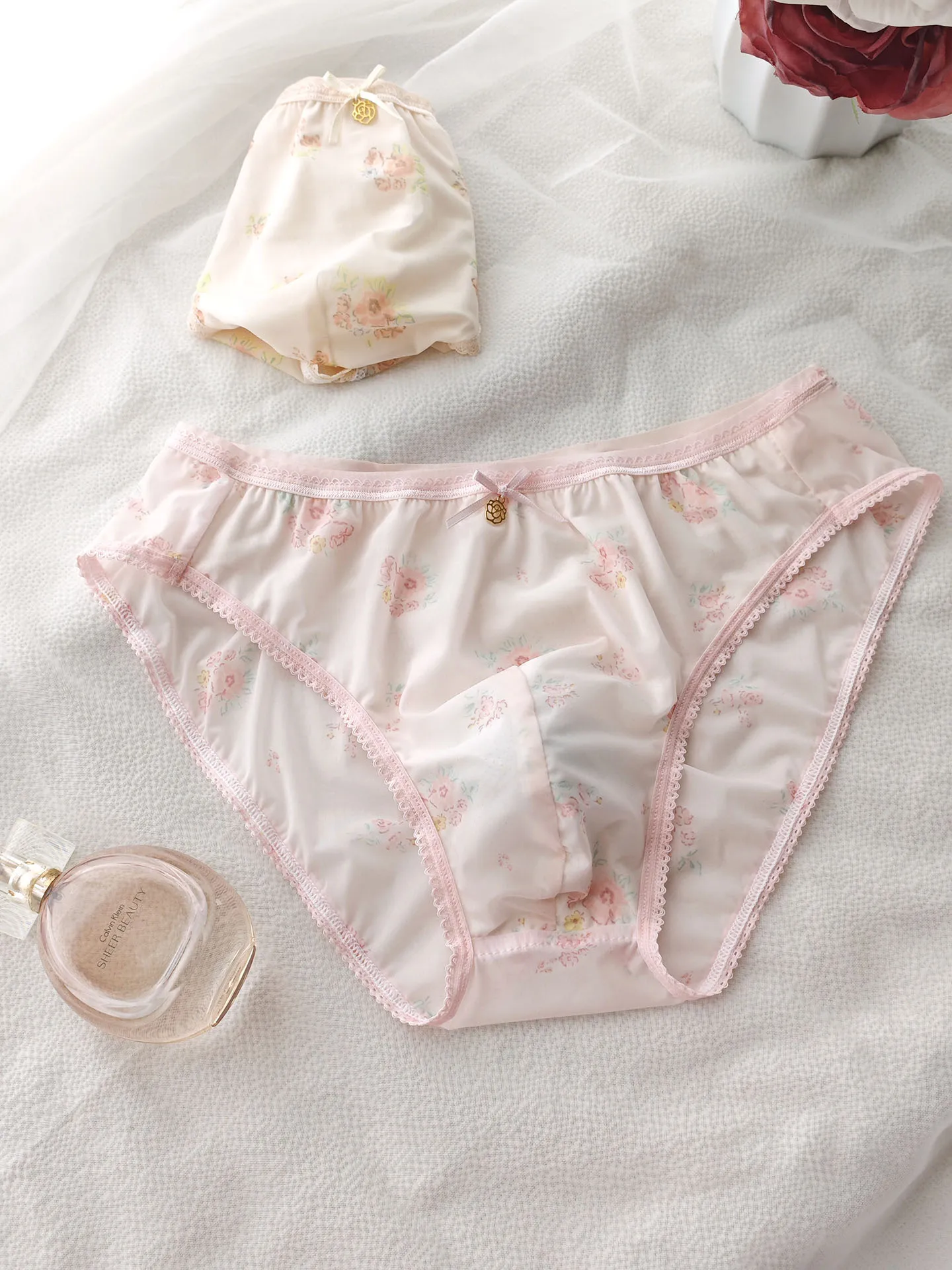 Low-waisted Men's Half-hip Ice Silk Sweet and Cute Floral Briefs Sexy and Feminine
