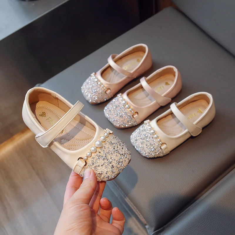 

2023 New Kids Mary Janes for Girls Sequined with Pearls Chains Cute Shallow Leather Shoes for Party Wedding Shows Flats Elegant