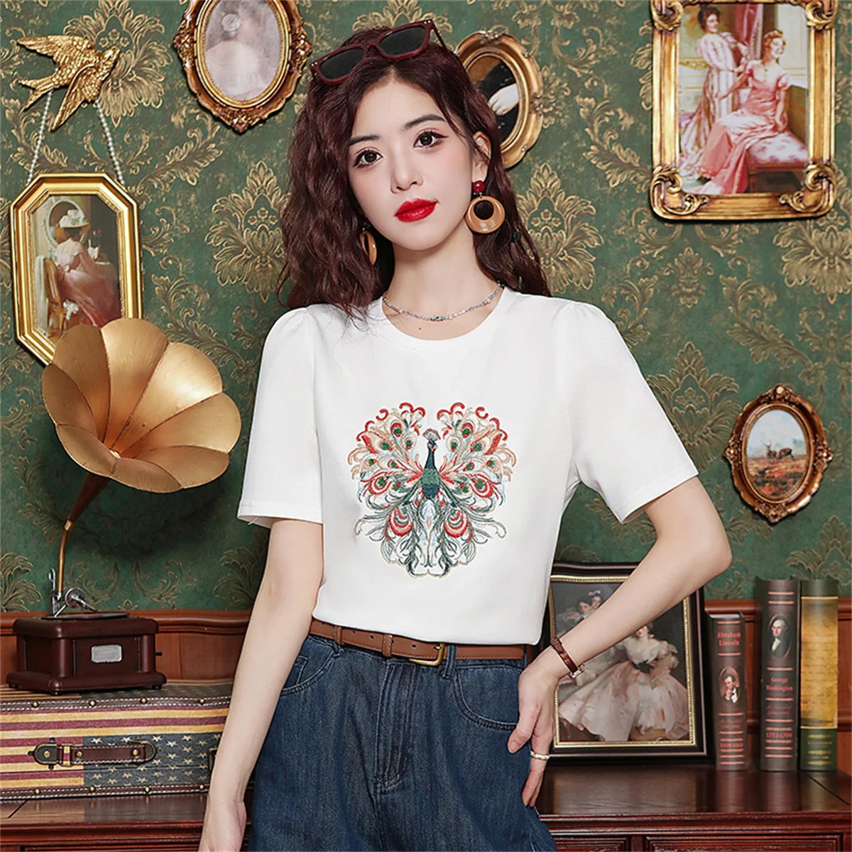 

Summer New White Short-sleeved T-shirt Female Vintage Peacock Embroidery Fashionable Versatile Tops Comfortable Women Tees