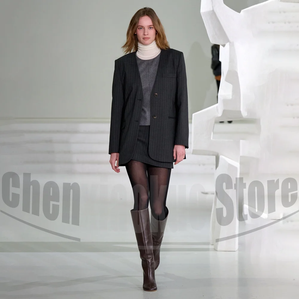 

Модный женский костюм в полоску, 2 предмета: пиджак с V-образным вырезом на одной пуговице и мини-юбка, в стиле подиумной моды, для офиса и повседневной носки, стильный и элегантный.