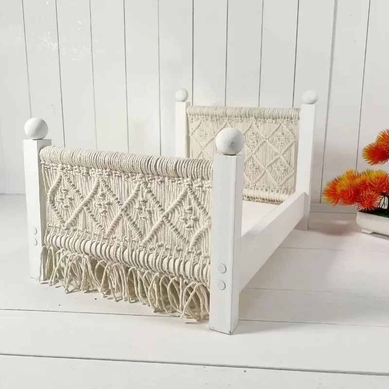 

Белая вязаная разобранная деревянная кровать - реквизит для фотосъемки в богемном деревенском европейском стиле и домашний декор для фотосессий