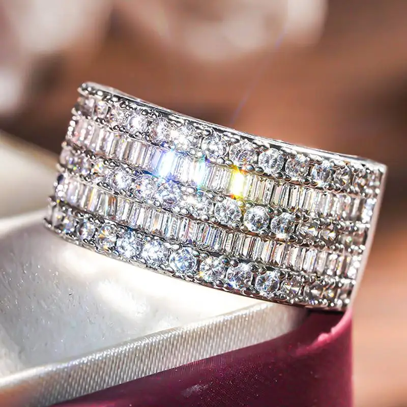 Huitan Vielseitiger Damenring in Silberfarbe mit funkelnden Zirkonia, temperamentvoll, charmantes Party-Accessoire, modischer Damenschmuck für Hochzeiten