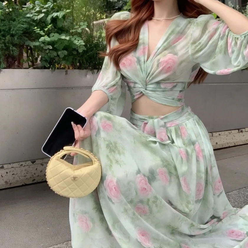 Conjunto de ilha de roupa estilo férias com pregas florais, camisa com decote em V, saia evasê de cintura alta feminina, conjunto de saia de duas peças