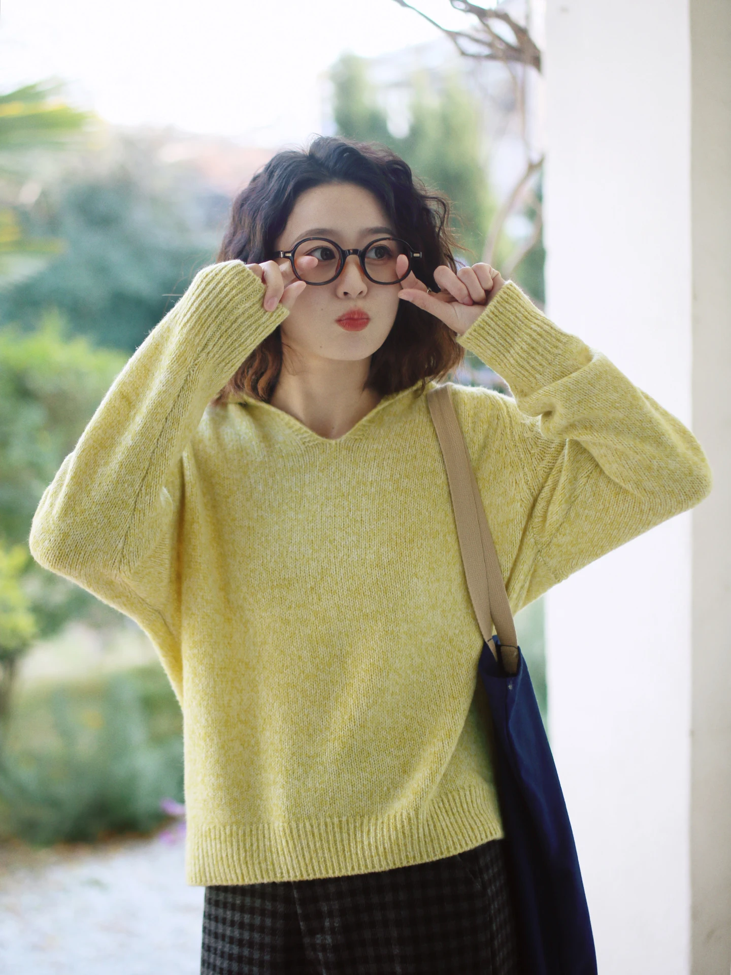 

Hua Ji C138 Sakura Grass Yellow V-Neck Hoodie Women's Loose Fit Autumn Winter Sweet College Style Long Sleeve Sweatshirt