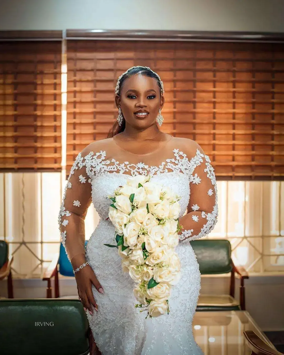 ชุดแต่งงานทรงเมอร์เมดแบบสั่งตัดไซส์พลัส ชุดเจ้าสาวคอวีประดับลูกไม้แขนยาวปักคริสตัลยาวลากพื้น ปี 2023