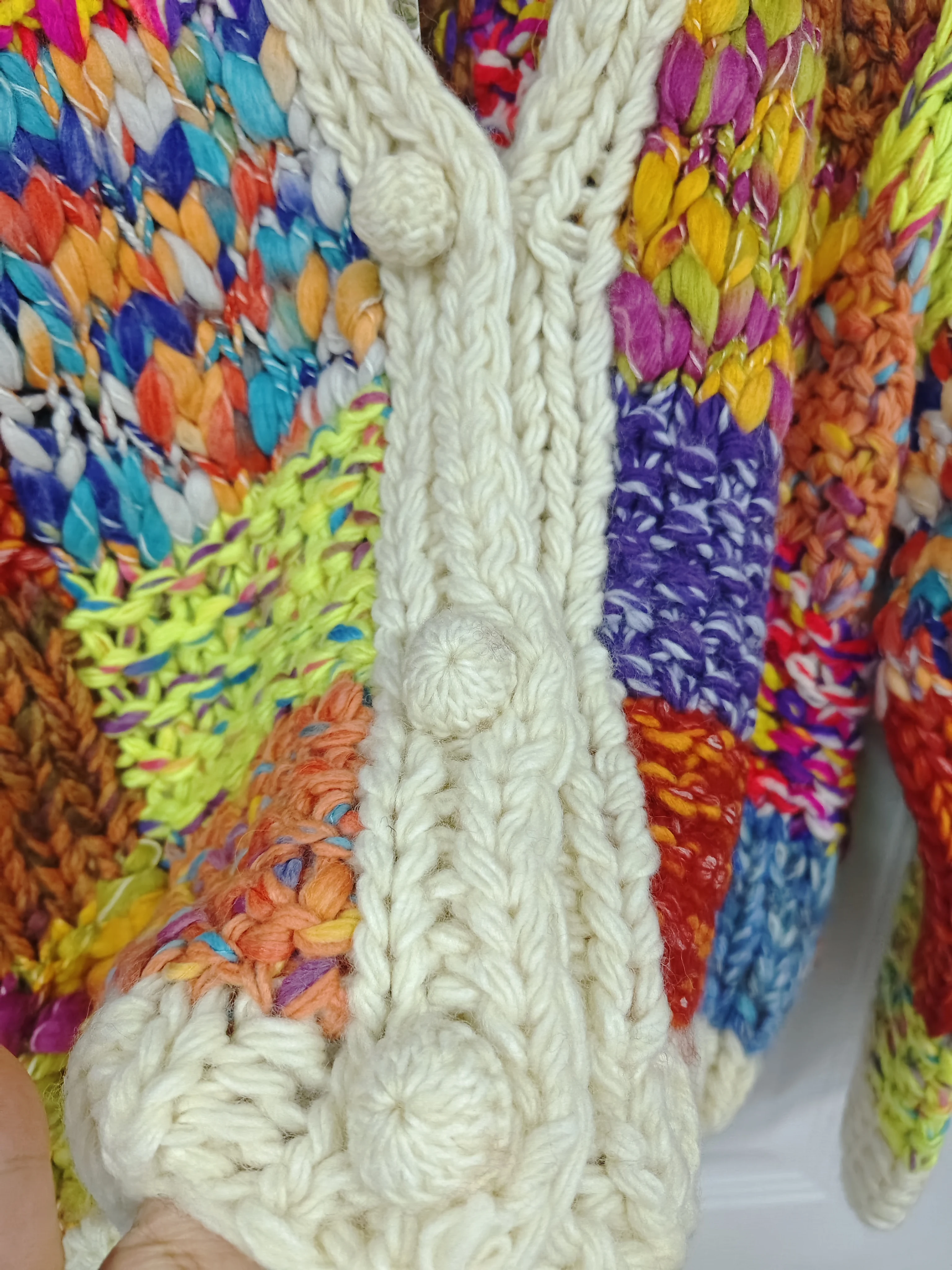 Damski ciepły sweter rozpinany na zimę 2025, kontrastowy kolor, dekolt w serek, długi rękaw, ręcznie robiony na szydełku, gruby sweter z dzianiny w warkoczowy wzór.